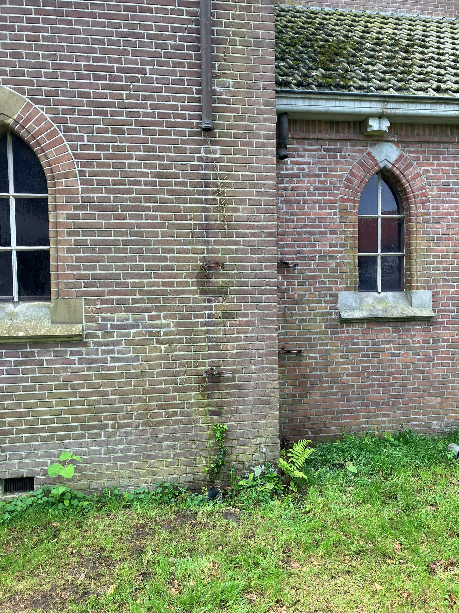 De dieven hebben de regenpijpen losgetrokken van de kerk. 