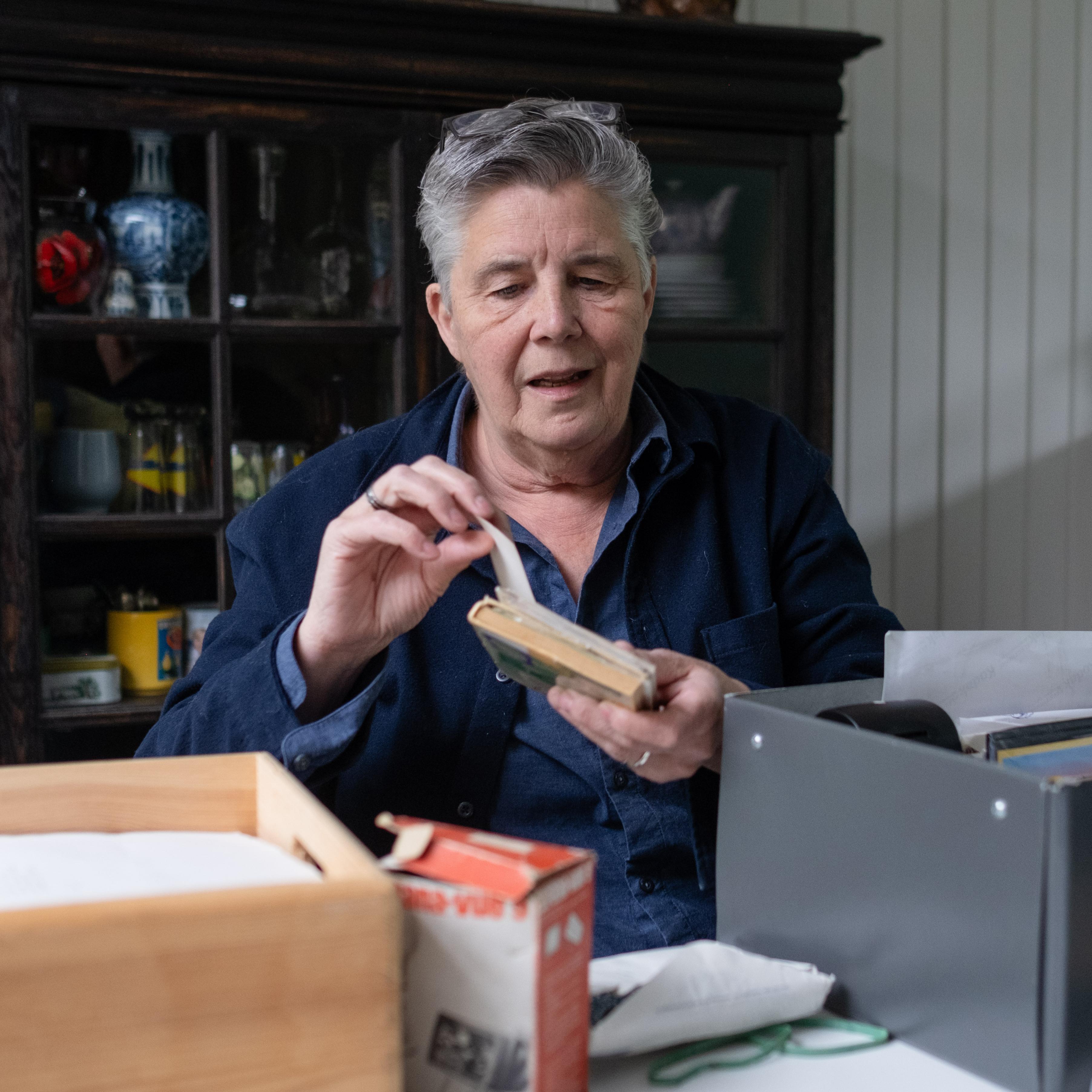 Inez Grondhuis draagt een deel van haar archief van vrouwencafé Dikke Trui over aan de Groninger Archieven.