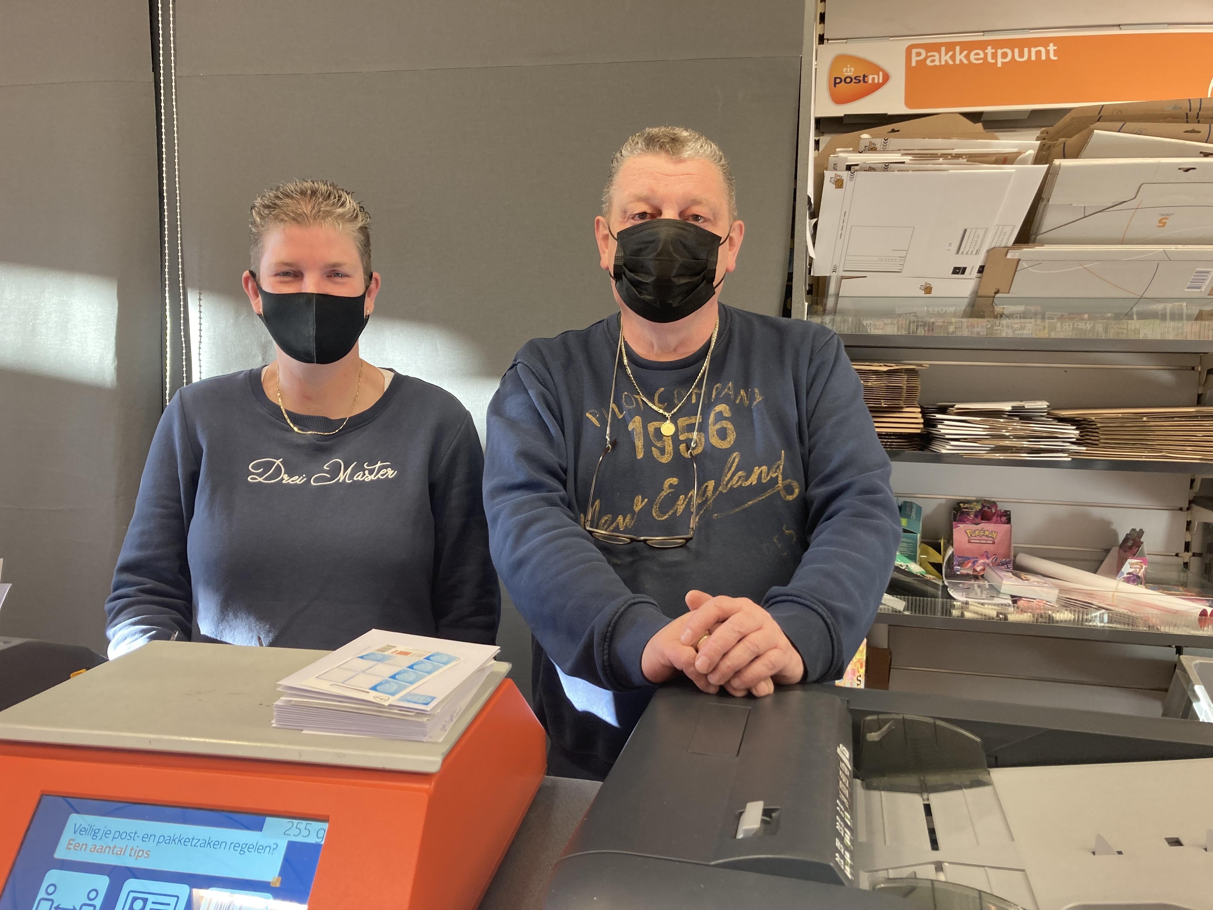Renate en Roelof Boelens in hun lectuurshop annex tabakspeciaalzaak. Ze mogen alleen nog postzaken afhandelen en niet alle klanten lijken dit te begrijpen.