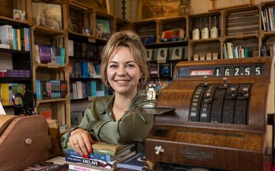 Mandy Woltjer opende een halfjaar geleden haar self-pub boekenwinkel in de voormalige Marechausseekazerne in Veenhuizen.