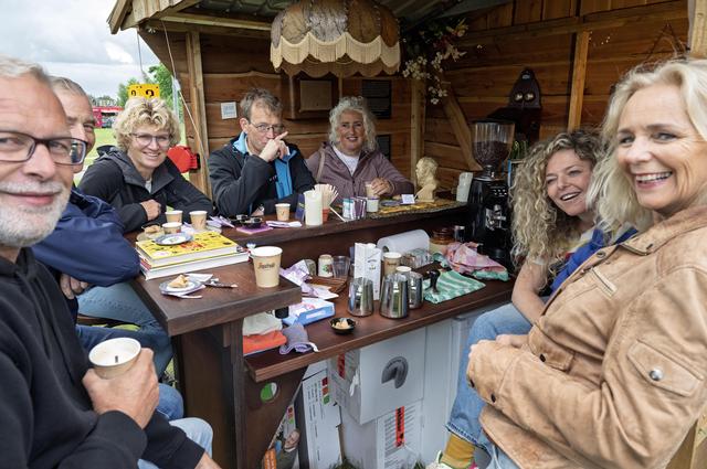 Sanne ten Wolde (tweede van rechts) in haar filosofisch café. 