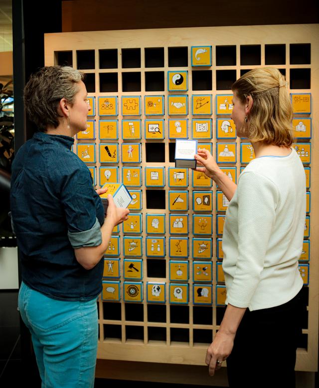 Geen gesprek aan de balie maar zelf actief aan de slag. 