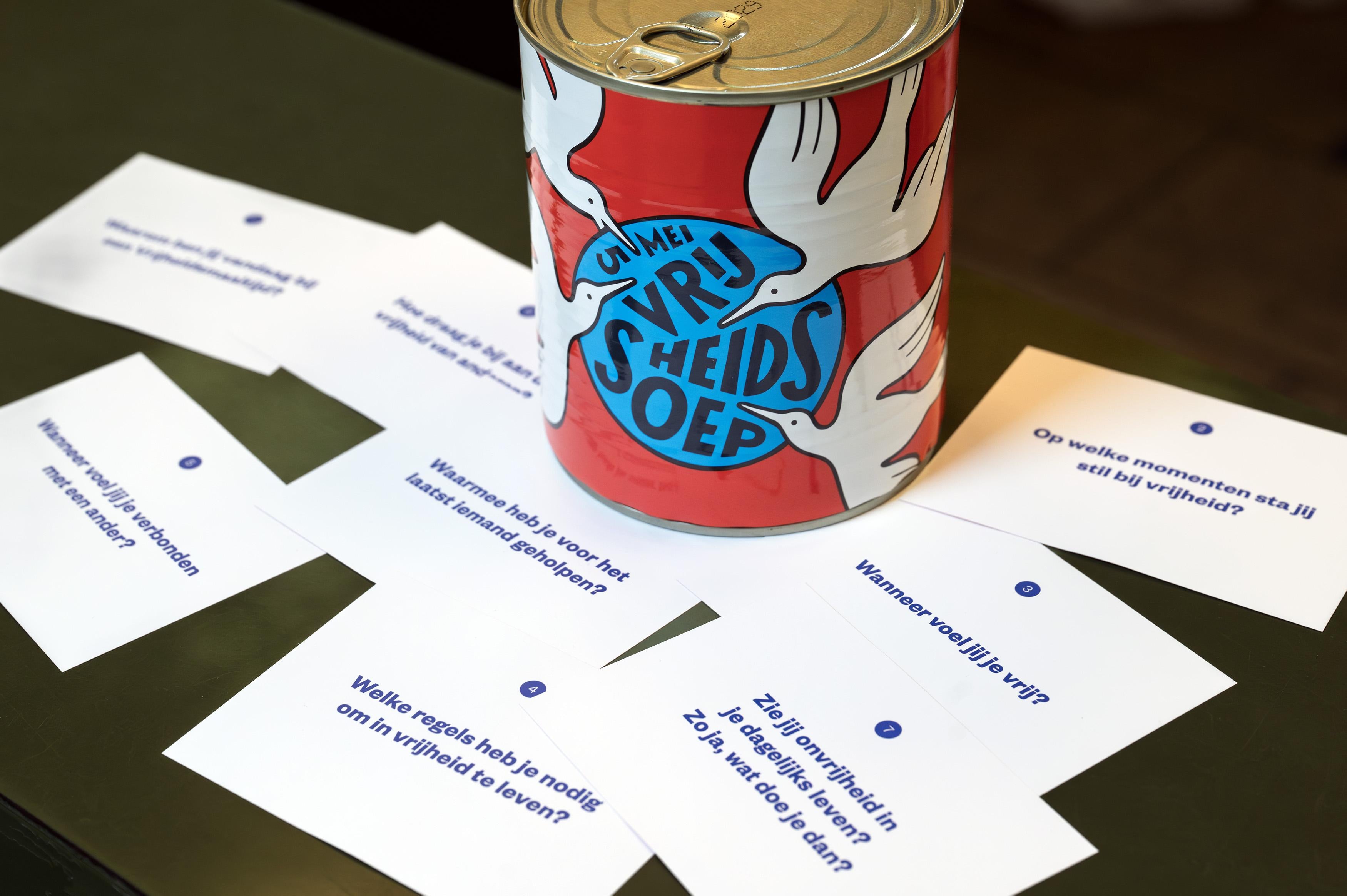 Een van de blikken vrijheidssoep met kaartjes die gesprekken over vrijheid op gang kunnen brengen.
