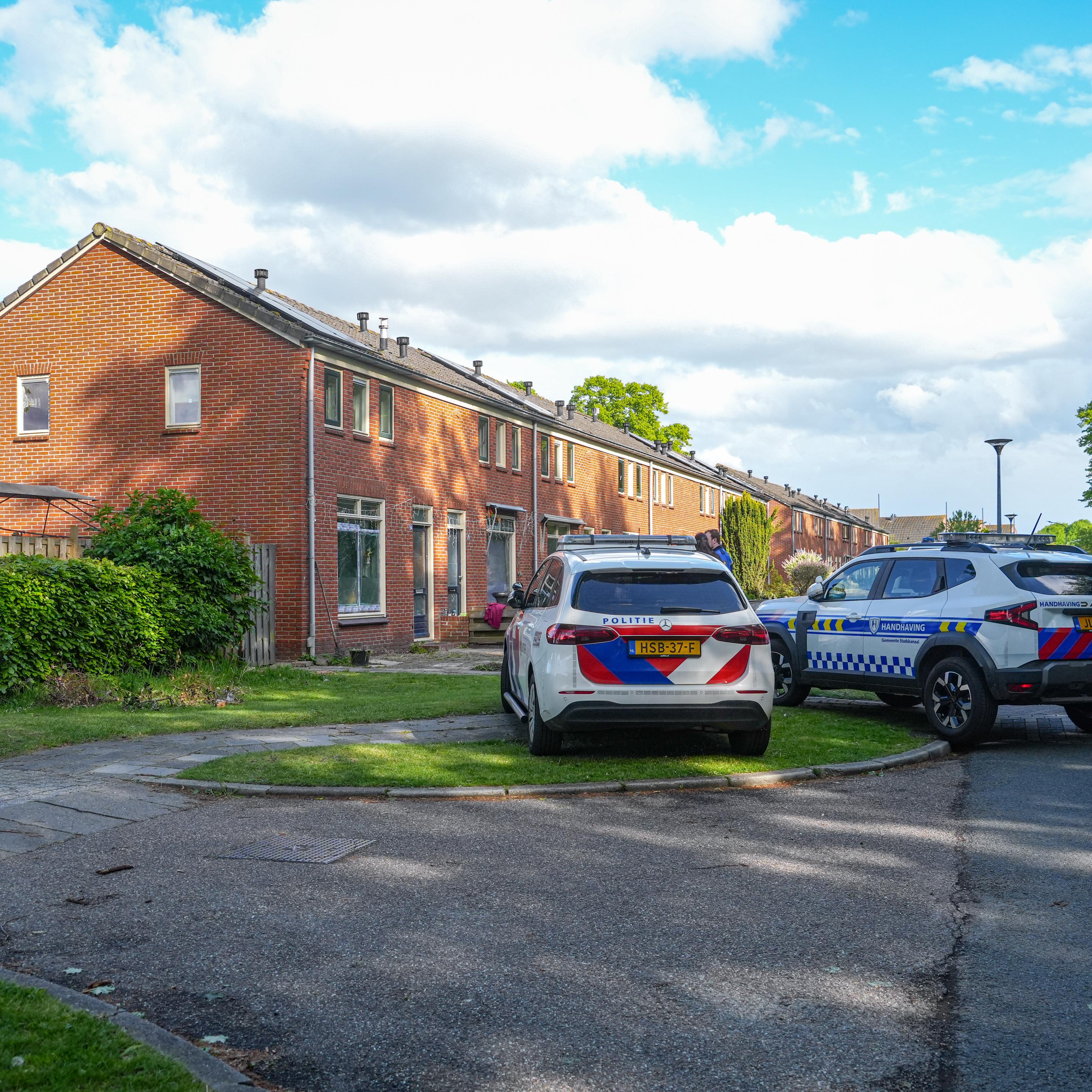 Politie was donderdagavond aanwezig aan de Julianastraat in Stadskanaal omdat daar een woning werd vernield.