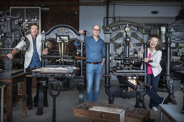 De redactie van DvhN Toendertijd (vlnr): Harry Kasemir, Frank von Hebel en Inki de Jonge. Ze staan hier in Museumdrukkerij IJzer & Lood in Grootegast. 