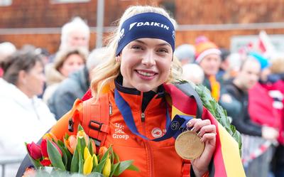 Wereldkampioen allround Joy Beune overhandigt woensdag de petitie voor het behoud van ijsbaan Kardinge aan de gemeenteraad. De petitie is 15.000 keer ondertekend.  