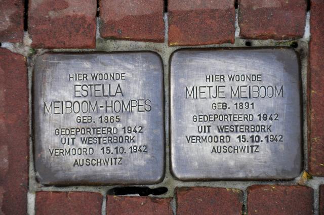 De stolpersteine van Estella en Mietje Meiboom, voor hun voormalige woning aan de Van Heutszsingel in Coevorden. In Sappemeer worden vrijdag 20 stolpersteine onthuld.