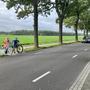 De Coevorderstraatweg is onoverzichtelijk voor bewoners die vanaf hun oprit de weg op willen. Ook moeten fietsers die over willen steken al bijna met het voorwiel op de weg staan over te kijken of er niets aan komt.