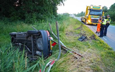 Een automobilist verloor zaterdagavond de macht over het stuur op de N983 bij Aduard. 