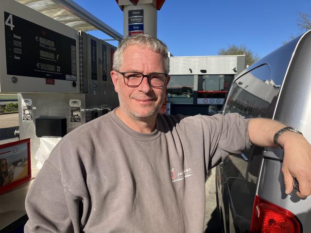 Marc Grielen heeft mazzel: door zijn tankpas voelt hij de benzineprijzen niet in zijn eigen portemonnee.