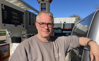 Marc Grielen heeft mazzel: door zijn tankpas voelt hij de benzineprijzen niet in zijn eigen portemonnee.