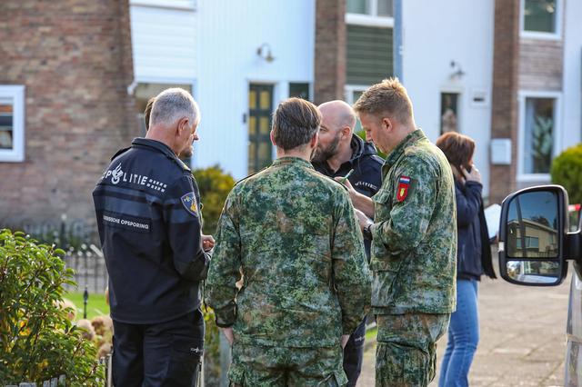 Overleg tussen agenten en medewerkers van de EOD in Hoogezand.