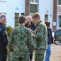 Overleg tussen agenten en medewerkers van de EOD in Hoogezand.