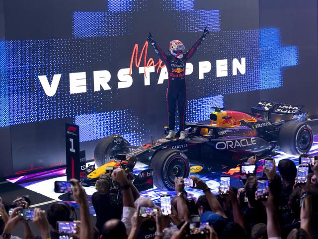 Max Verstappen viert het winnen van de Qatar Grand Prix op het Lusail International Circuit in Qatar. 