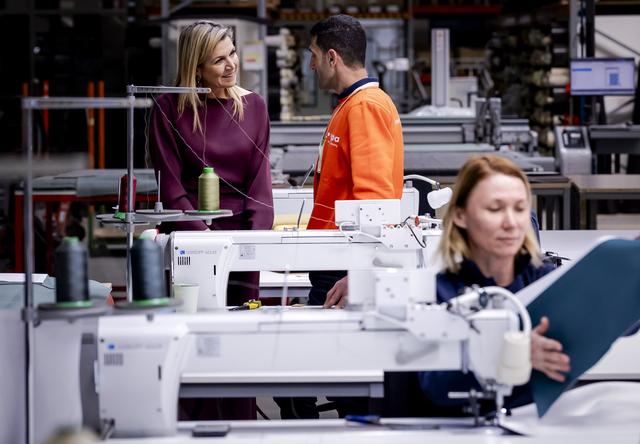 Koningin Máxima bezoekt de fabriek van Vepa in Hoogeveen.