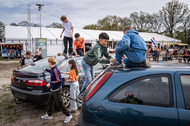 Auto's bekladden mag ook in Beilen.