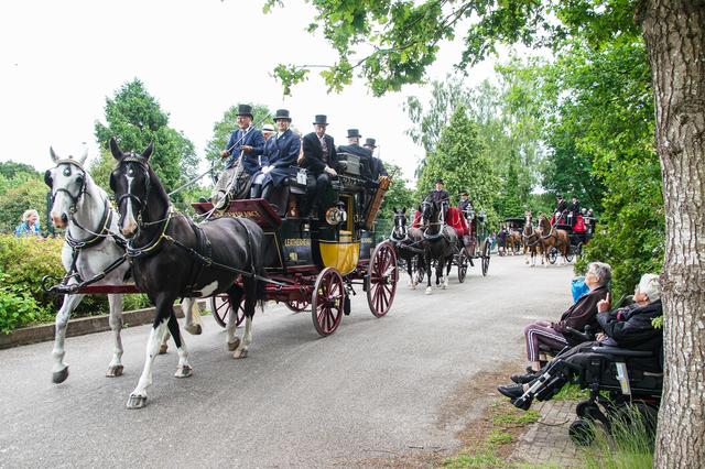 De tocht met historische koetsen door Noordenveld en Westerkwartier trok een hoop bekijks.