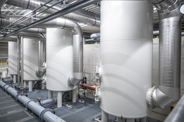 In de drinkwaterfabriek veel grote cilinders en buizen.