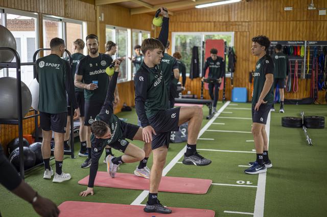 Geen veldtraining, maar noodgedwongen aan de slag in de gym. Wouter Prins doet een stabiliteitsoefening.