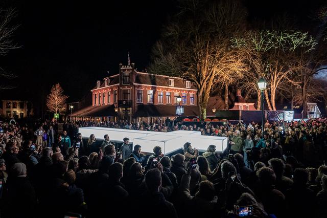 De kruisdragers zijn in beweging gekomen. Langzaam komt het kruis dichterbij de Kleine Brink.