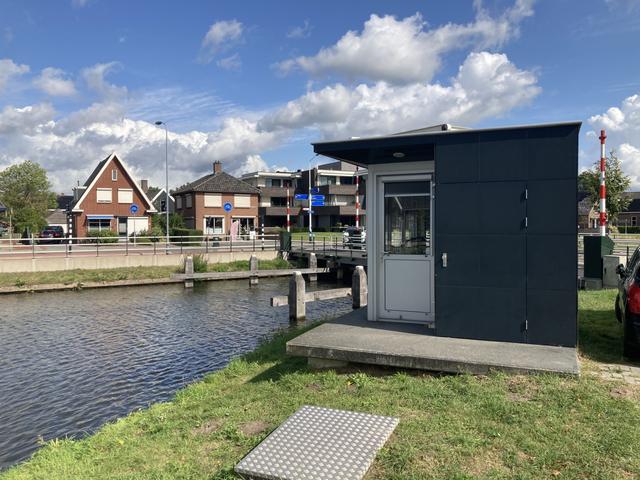 Het brugwachtershuisje bij de brug nabij horecabedrijf De Viersprong en voormalig autobedrijf Vugteveen. Zo'n huisje wil Plaatselijk Belang ook graag bij de brug bij het Van Gogh Huis.