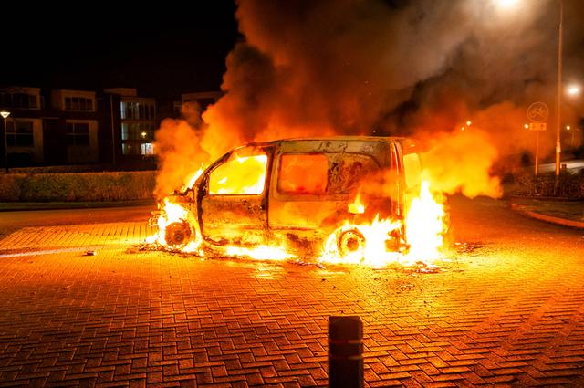 Autobrand op kruispunt in Smilde.
