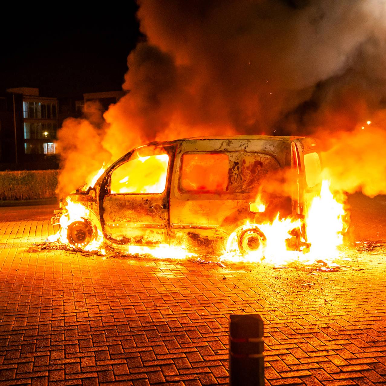 Autobrand op kruispunt in Smilde.