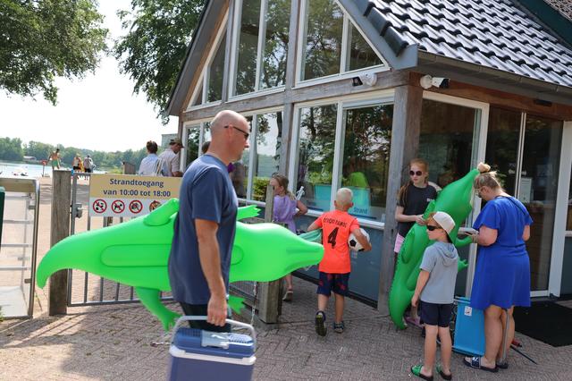 Ook de opblaaskrokodil werd van stal gehaald voor een koele duik. 