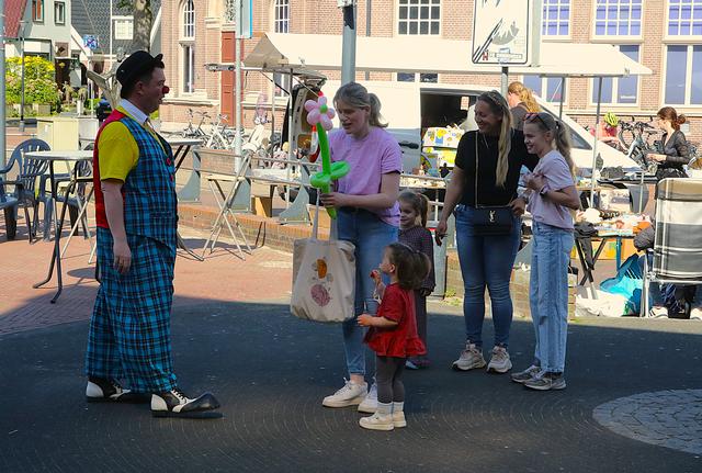 Clown Bink maakt een bloemetjes van ballonnen.