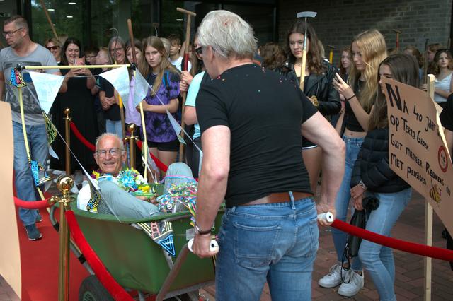 Leerlingen namen alvast een voorschot op het afscheid van Henk Reuvers, directeur van Terra-vmbo in Emmen.