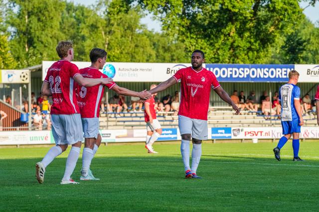 Franck Evina viert zijn 0-2 tegen v.v. Noordscheschut.