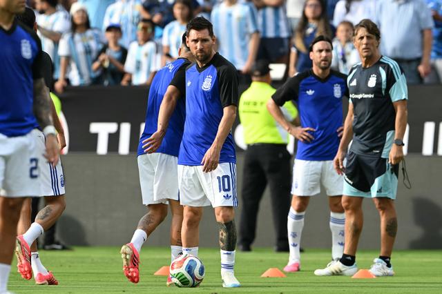 Lionel Messi tijdens de warming-up voor het duel van Argentinië met IJsland. 