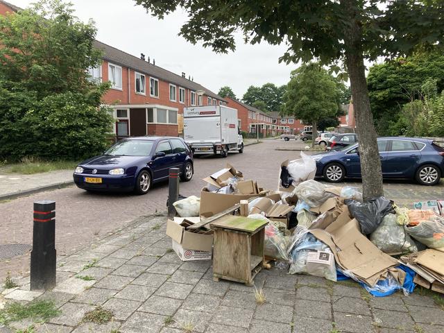 Geregeld wordt gedumpt afval in brand gestoken.
