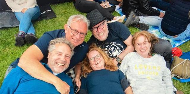 Wim (met hoed), met naast zich Johan. Onder: Michel, Nienke en Grethe.