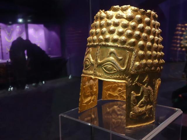 De gouden helm van Coțofenești, toen hij nog gewoon in de schatkamer van het Nationaal Historisch Museum van Roemenië in Boekarest te zien was. 