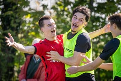 Dolle vreugde bij Achilles 1894: de Asser club heeft het kampioenschap binnen.