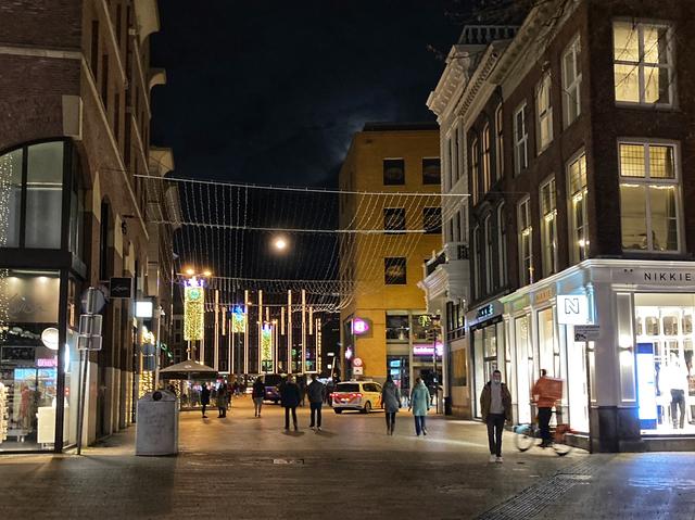 Er was veel blauw op straat om ervoor te zorgen dat de vlam niet, net zoals zondagavond, in de pan zou slaan.