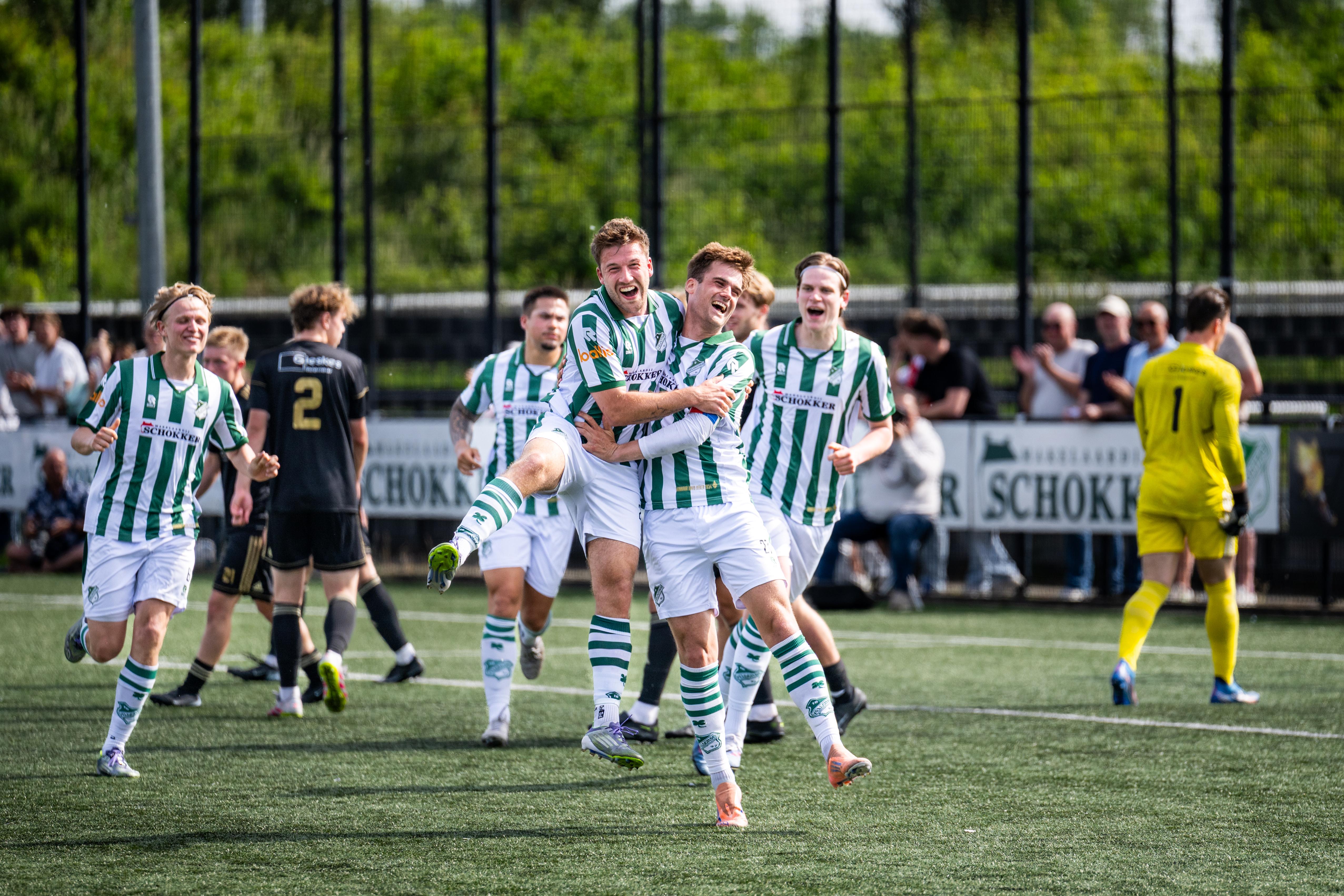 Vreugde bij de spelers van Velocitas 1897, dat zaterdag won van FC Winterswijk. 