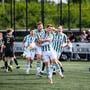 Vreugde bij de spelers van Velocitas 1897, dat zaterdag won van FC Winterswijk. 