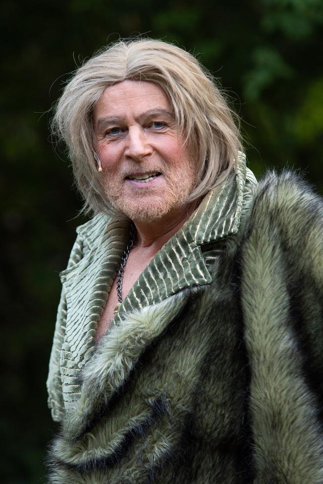Henk Rijke stond met een bontje en een pruik op het toneel.