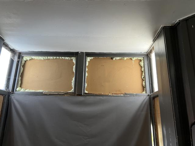 Ruiten zijn kapot, de ramen zijn dichtgetimmerd met houten platen en purschuim. Foto: DVHN