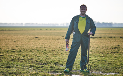 Stef van der Ziel als 'broccoliboer Driekus Vierkant' tijdens een fotoshoot 