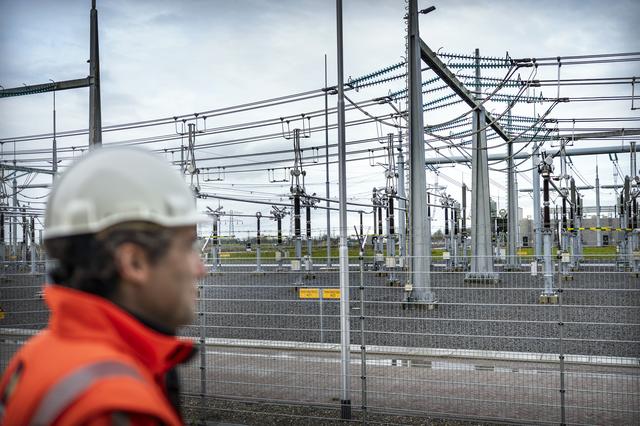 Rutger van der Leeuw, topman van Enexis, bij het hoogspanningsstation bij Vierverlaten. Hier is de capaciteit al drastisch uitgebreid