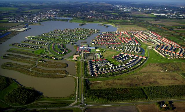 Parc Sandur vanuit de lucht. Links het vakantiepark, rechts de woonwijk waar mensen permanent wonen.