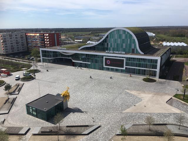 Het plein gezien vanuit de kant van het overdekte winkelcentrum De Weiert. Op achtergrond de entree van Wildlands en het Atlas-theater.