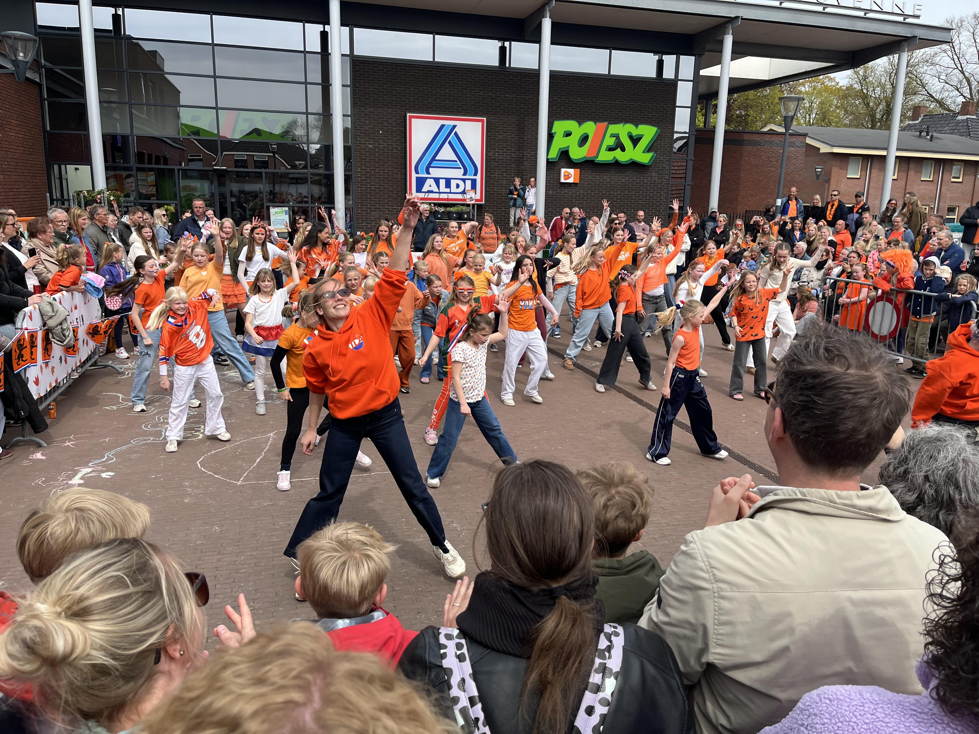 Diverse teams van dansschool The Dance Area gaven op Koningsdag op de Dorpsvenne in Zuidhorn een presentatie, waar veel publiek op afkwam.