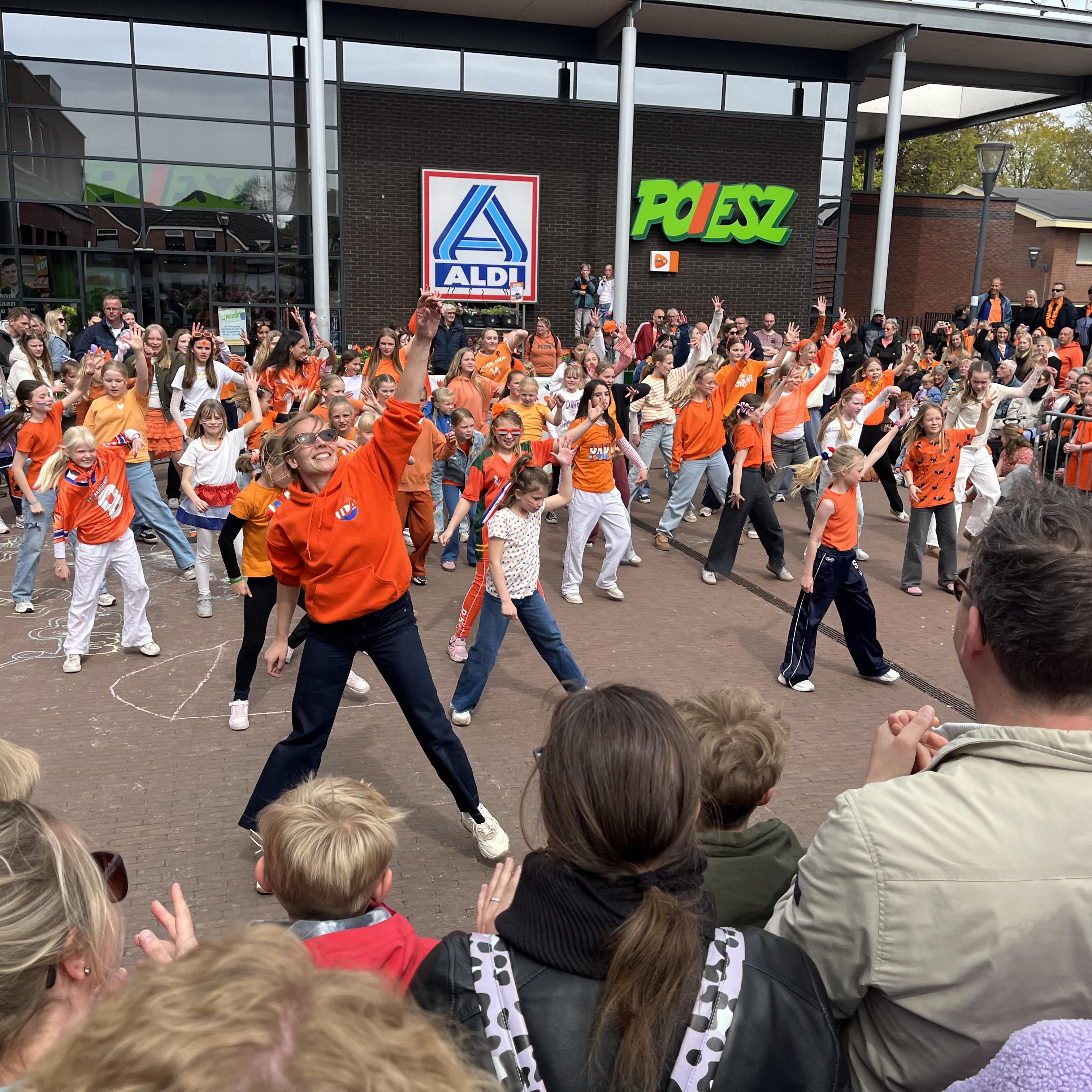 Diverse teams van dansschool The Dance Area gaven op Koningsdag op de Dorpsvenne in Zuidhorn een presentatie, waar veel publiek op afkwam.