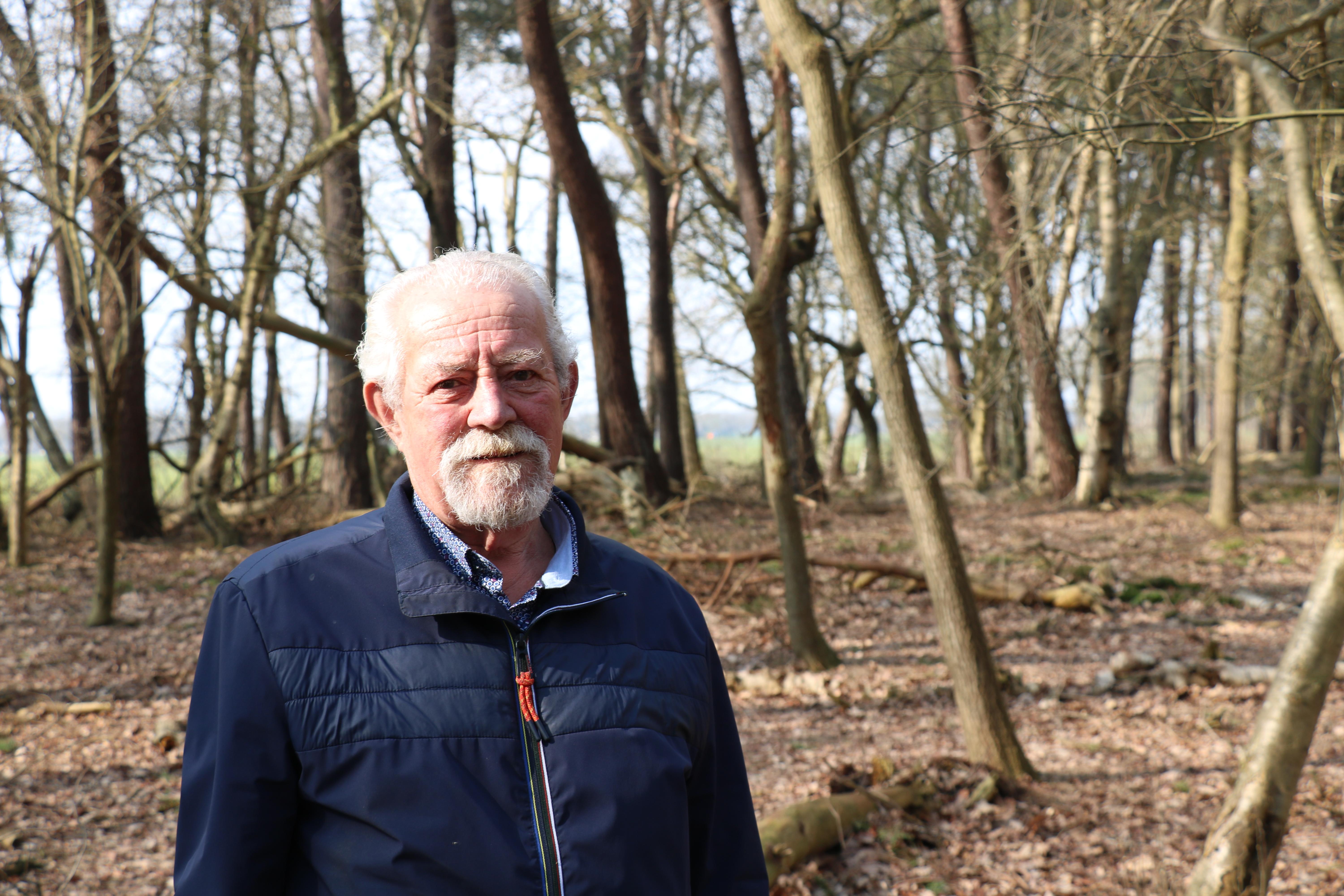 Geert Prins (81) in het natuurgebied Hart van Drenthe vindt dat de natuur verwaarloosd wordt. 