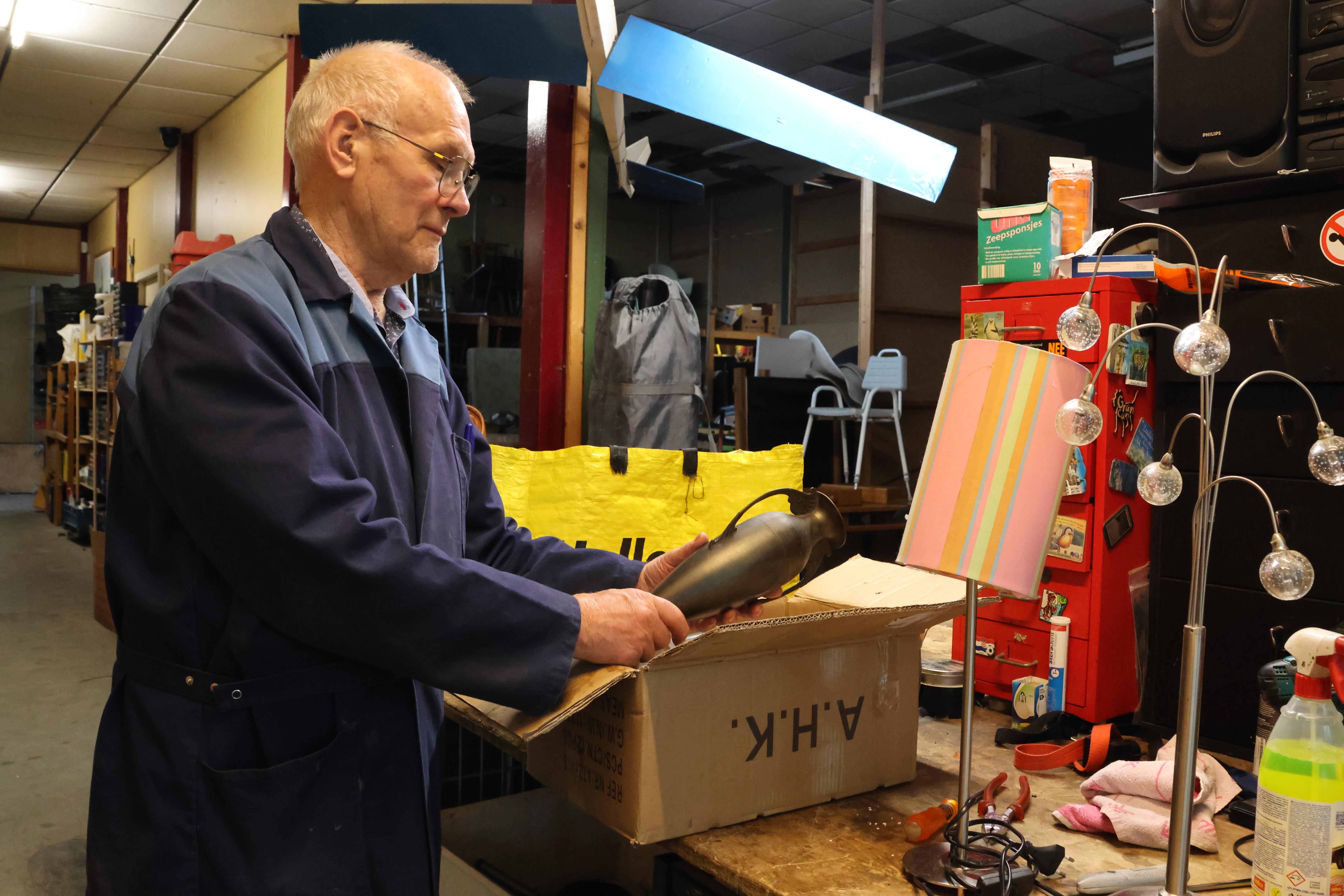 Hoogeveen inspecteert binnengebrachte spullen op gebreken. 