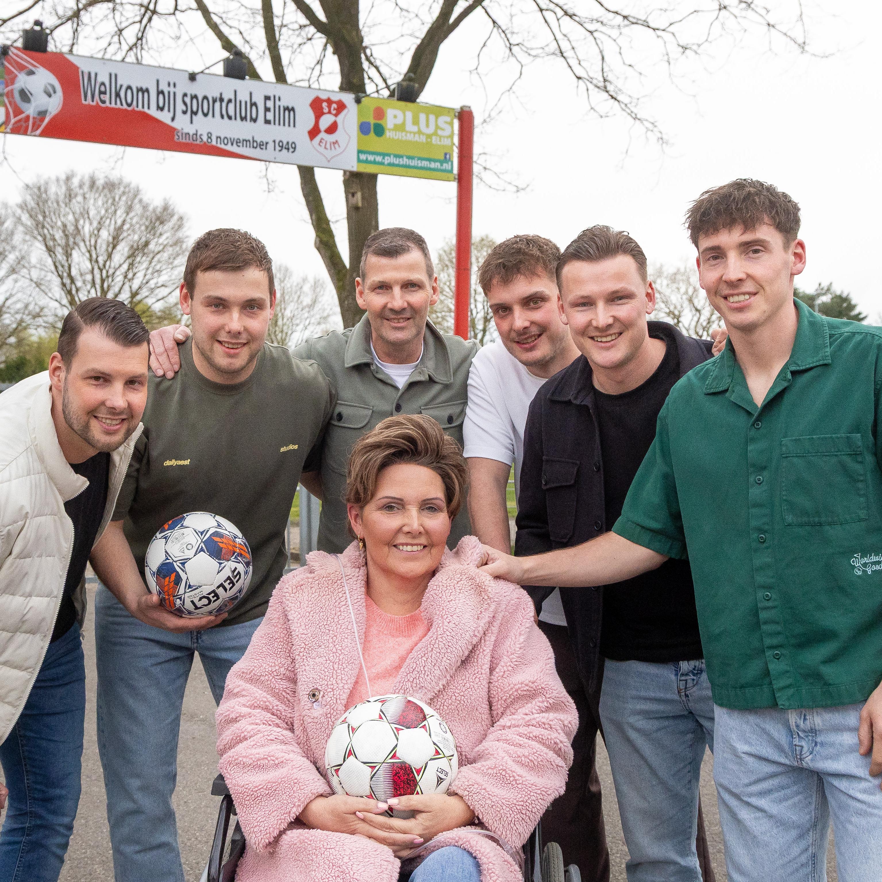 Roelie Doldersum met haar man en vijf voetballende zoons. V.l.n.r. Daymen, Senn, echtgenoot Gerrit, Boaz, Mike en Jay.